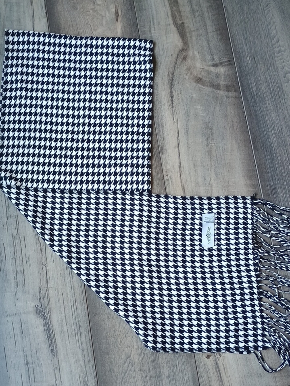 Veronz Classic Houndstooth Fringe Scarf - Black & White